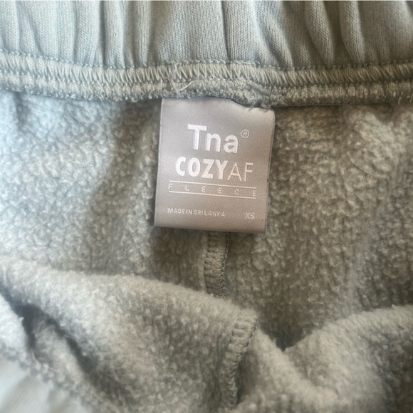 TNA aritzia cozyaf fleece shorts xs - Picture 4 of 4